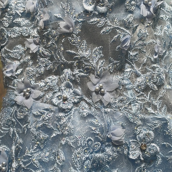 Stunning Ellie Wilde formal gown. - Picture 8 of 13